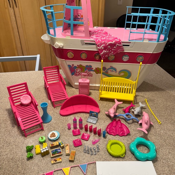 2012 Mattel Barbie Sisters cruise ship with accessories - Picture 1 of 12